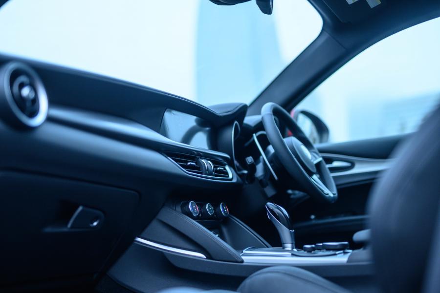 Торпедо Alfa Romeo Stelvio (949) 2018 года  (JP) (фото 23 из 32)